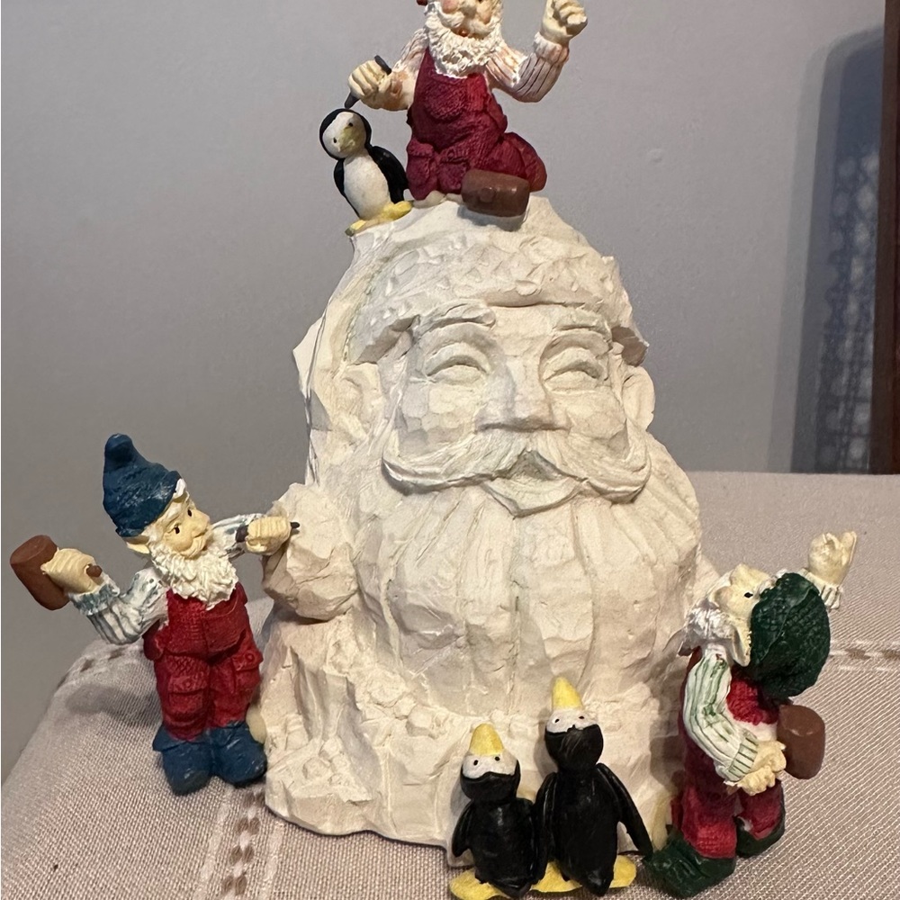 House of Lloyd Christmas Around The World
Sculpting Santa
Stock No. 530915
